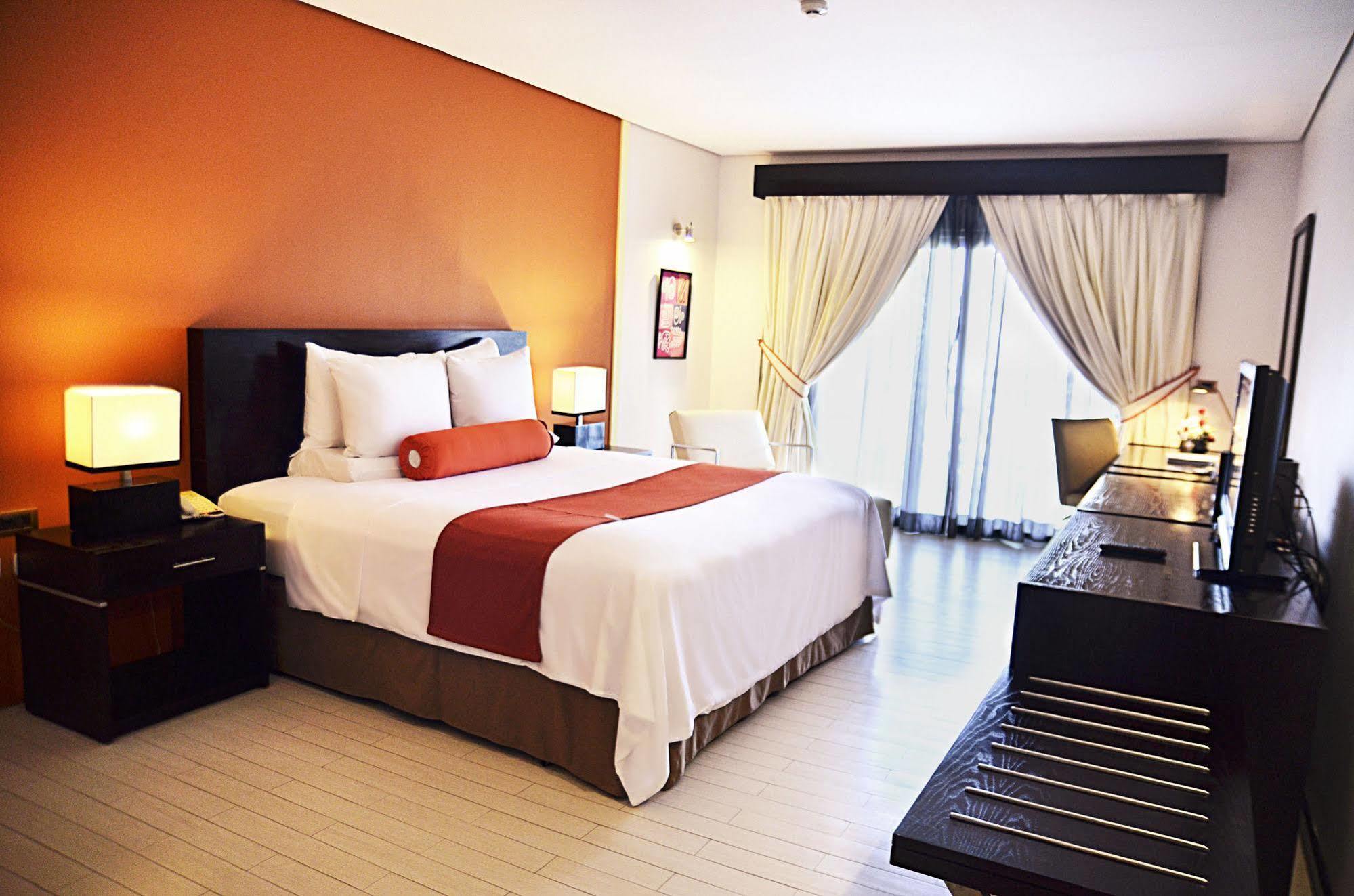Thunderbird Resorts - Poro Point San Fernando City  Dış mekan fotoğraf
